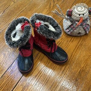 Dream Pairs red fur lined insulated snow boots.  Great condition, Girls Size 1.